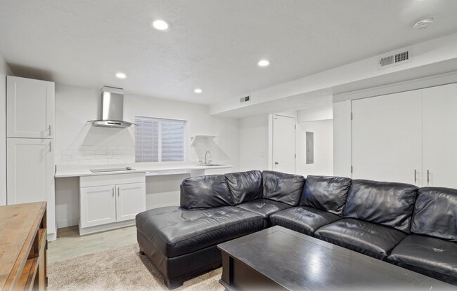 Building Photo - Cute 4-Bedroom Home in Vineyard!