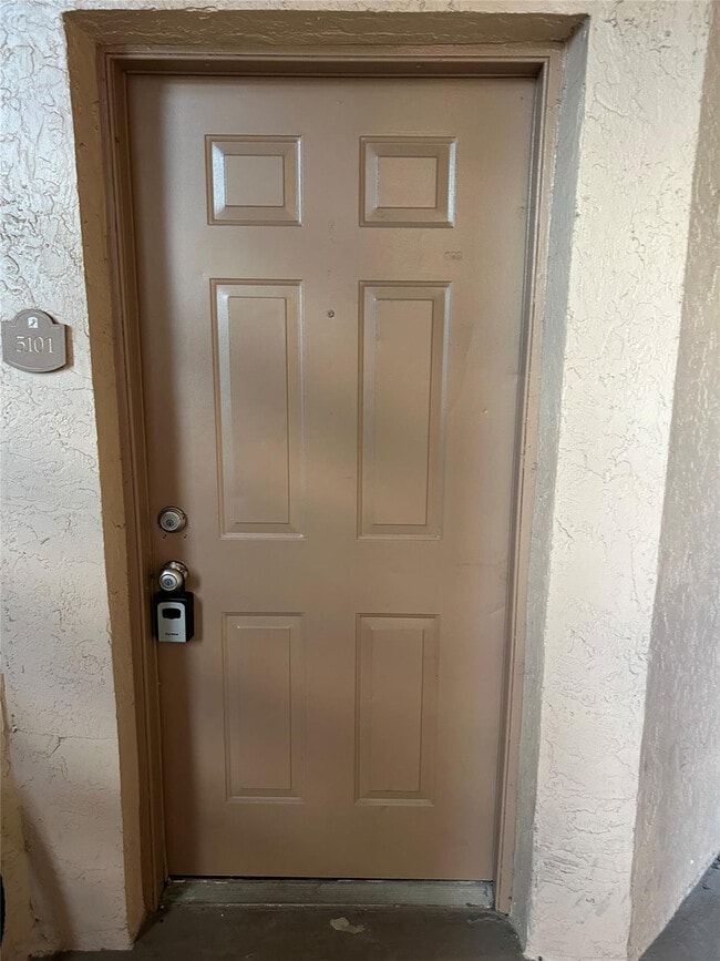 Building Photo - 2866 S University Dr