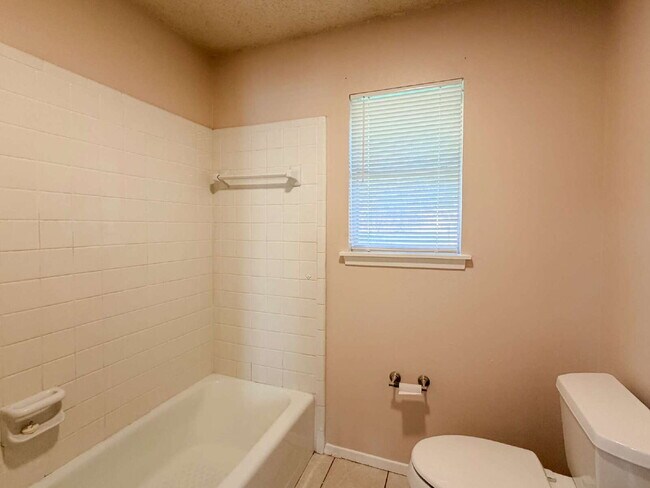 Building Photo - Charming 3-Bedroom Haven with Cozy Fireplace in North Richland Hills!