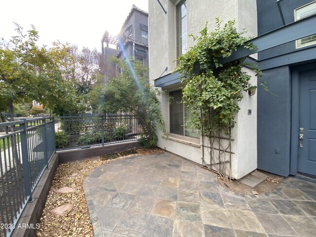 Building Photo - 615 E Portland St