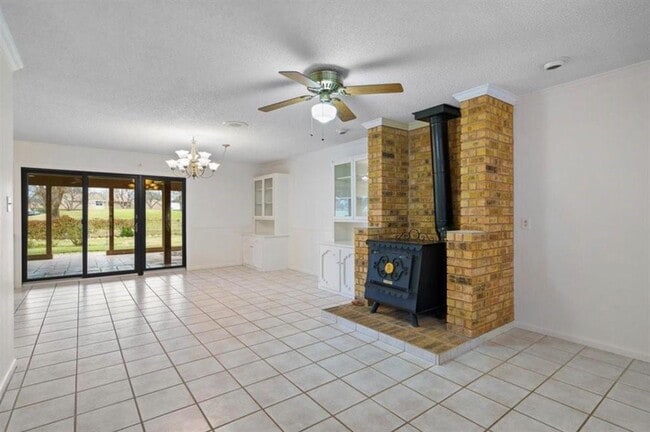 Building Photo - 318 Columbine St