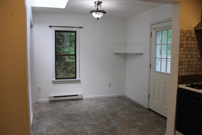 Building Photo - 4 Elm Way