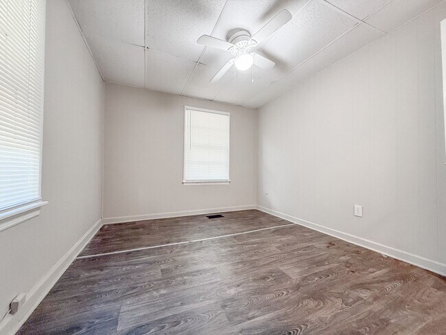 Building Photo - 3 Bed 1 Bath Single-Family Home - Big Yard!