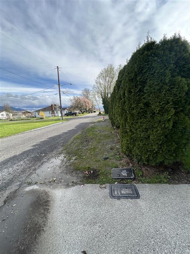 Building Photo - 211 Baker St