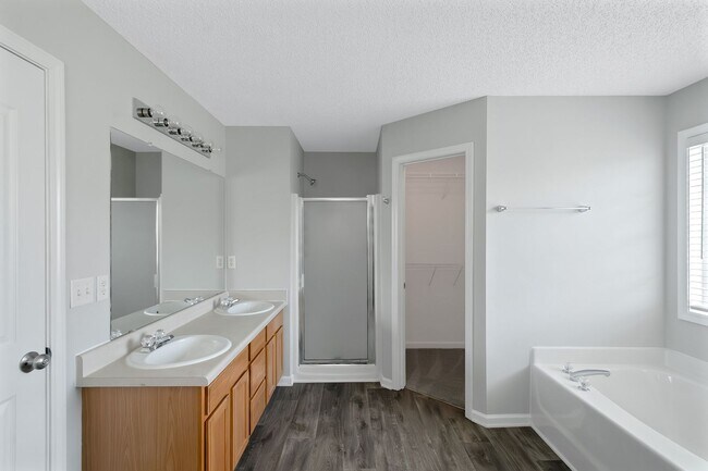 Building Photo - Exceptional 3BR / 2BA Ranch with Expansive Back Yard & Privacy Fence!