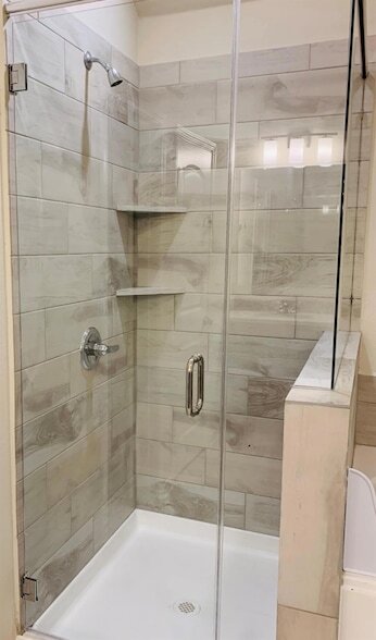 Building Photo - 808 Fallbrook Dr