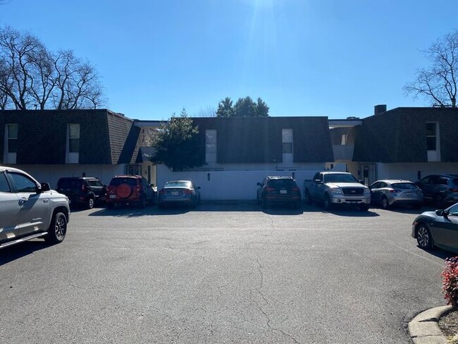 Building Photo - Large 2 Bed 2.5 Bath Apt in Green Hills - ...