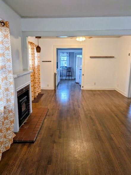 Building Photo - 1021 E 76th St