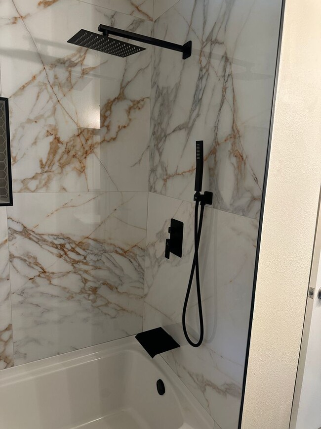 Building Photo - Large 5 Bedroom House in North Campus!