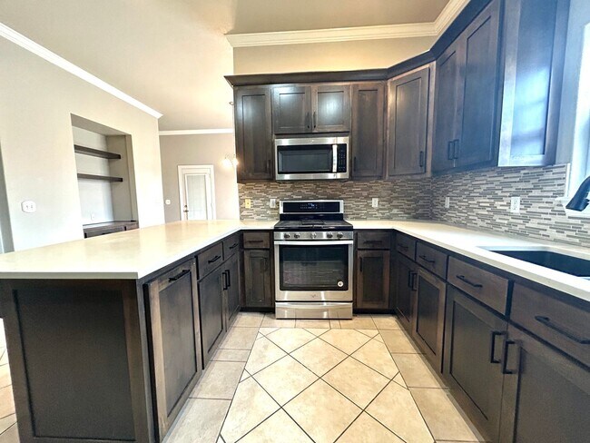 Building Photo - Spacious 3 bed 2 bath Single Family with a Large Fenced Backyard!