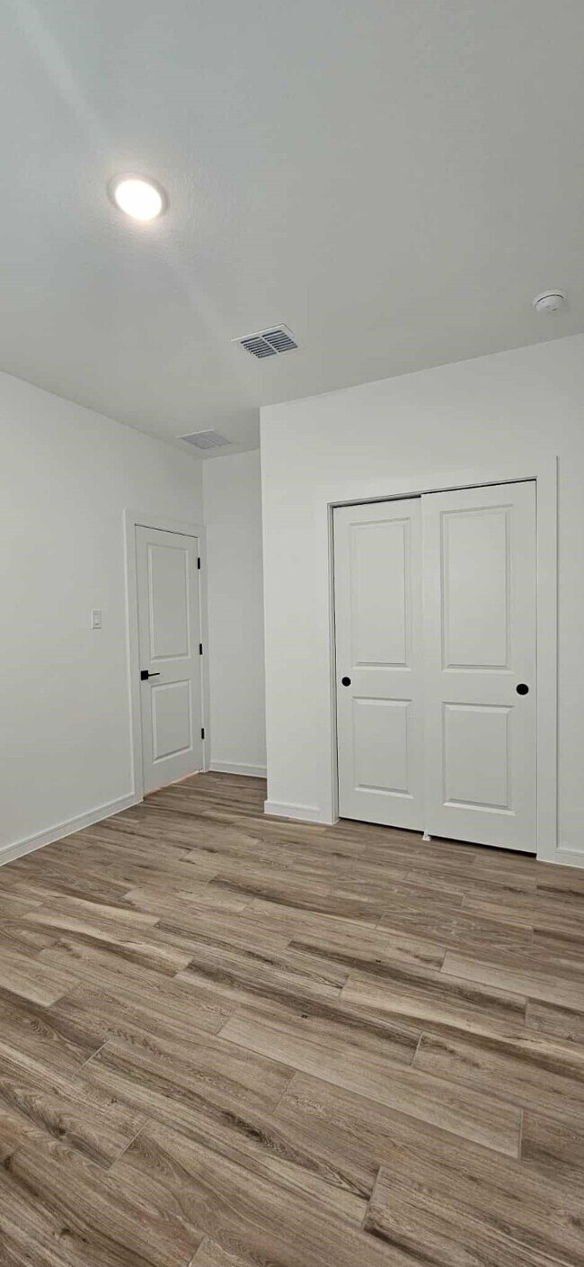 Building Photo - 8434 Bay Oaks Dr