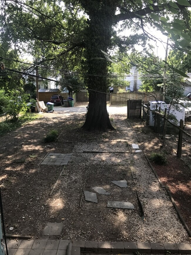 Building Photo - 327 S Laurel St