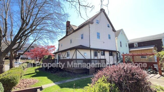 Building Photo - 705 E 18th Ave