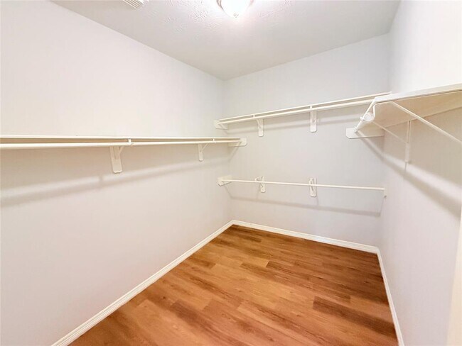 Building Photo - 2212 Highland Crossing Dr