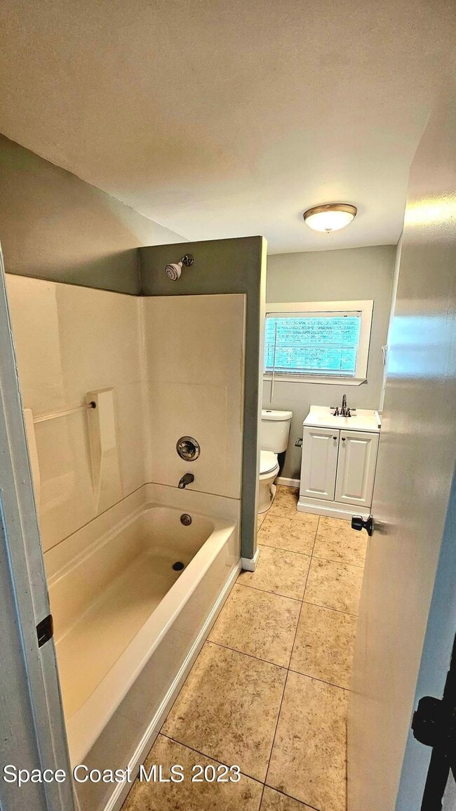 Building Photo - 802 Forrest Ave