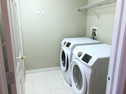 Building Photo - Beautiful 4 bedroom/3 bathroom Home