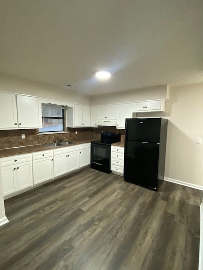 Building Photo - Quiet Living in the country.