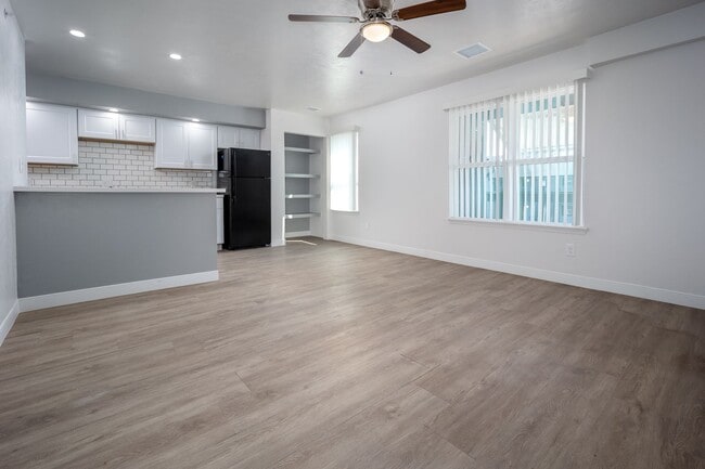 Building Photo - * $500 OFF MOVE IN COSTS * Recently renovated 2 bedroom apartment *