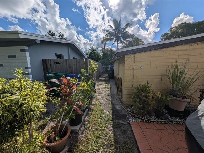 Building Photo - 2637 Gulfstream Dr