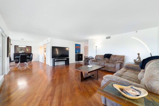 Building Photo - 4301 N Ocean Blvd