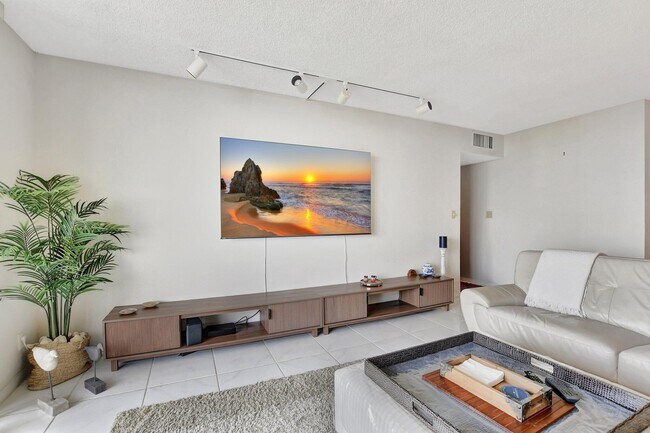 Building Photo - 2121 N Ocean Blvd