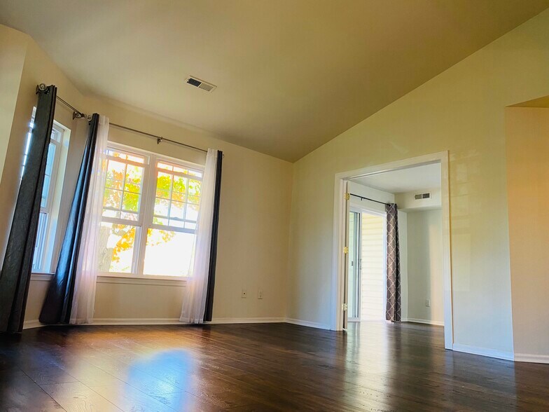 Building Photo - 305 Shepherds Way