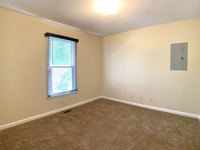 Building Photo - 236 Moncrest Dr