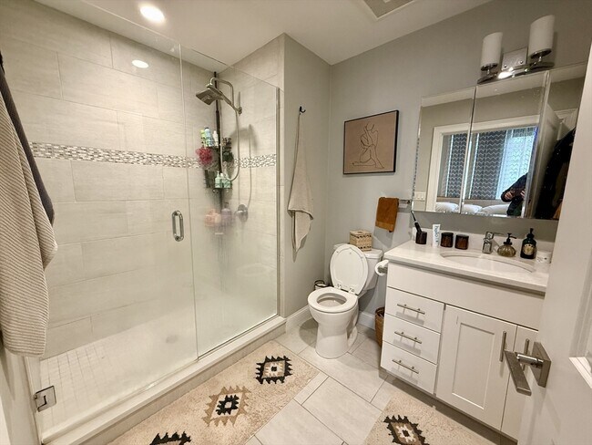 Building Photo - 170 W Broadway