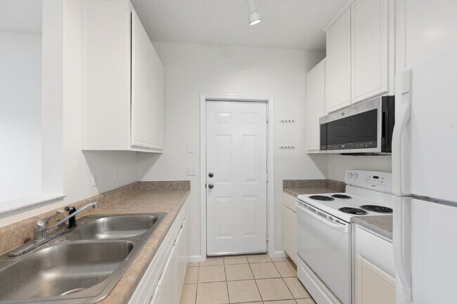 Building Photo - 3 Bed x 3 Bath with Garage!!!!