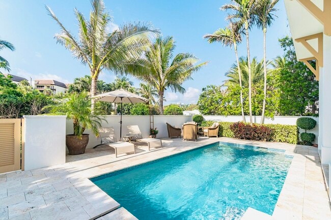 Building Photo - 1127 Miramar Dr