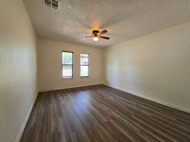 Building Photo - 3 bedroom home in Tecumseh!