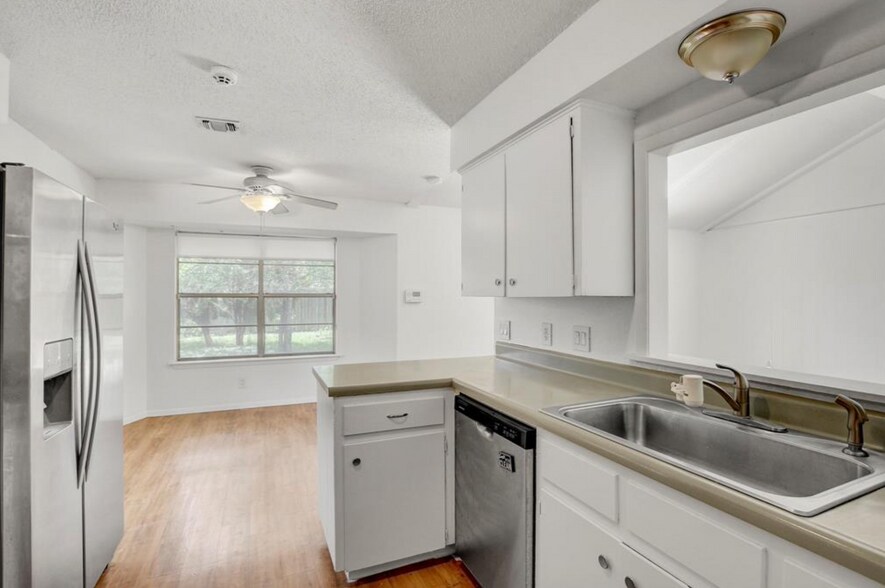 Building Photo - 705 Huntingdon Pl