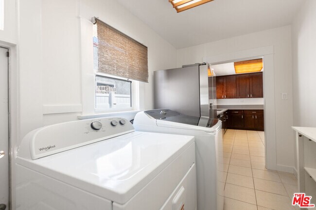 Building Photo - 319 S Orange Dr