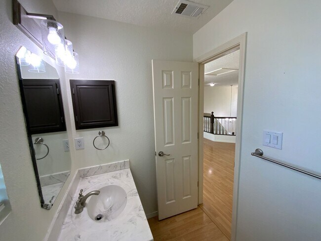 Building Photo - 3 Bedroom Home Available Near Golf Course ...