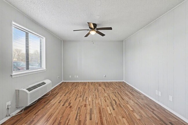 Building Photo - 1045 Happy Holw