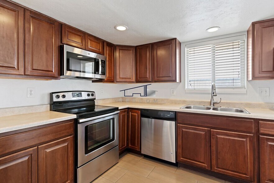 Building Photo - 1721 750 W St