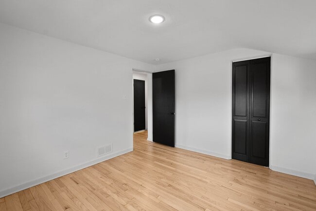 Building Photo - Ready for move in! Check out this RENOVATED 3 bedroom in BROOKLINE! UNBEATABLE LOCATION!