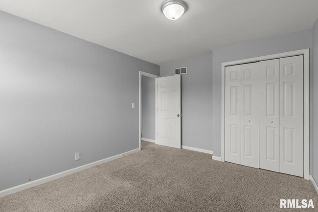 Building Photo - 2020 W Glen Ave