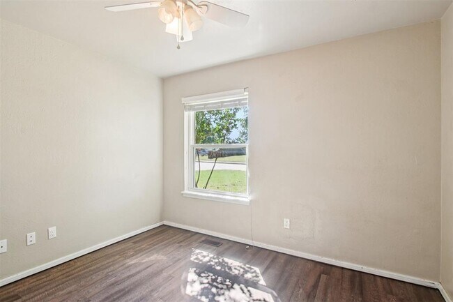 Building Photo - 101 W Vail Dr