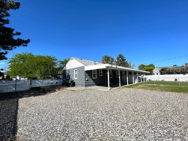 Building Photo - Spacious 2+ Bedroom Duplex Unit in Richlan...