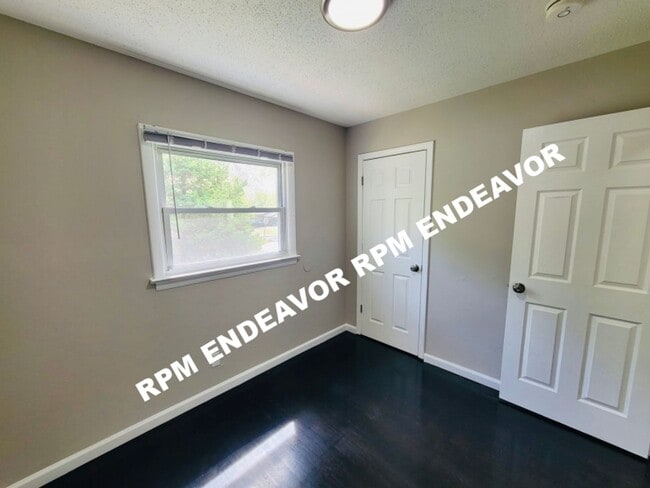 Building Photo - 3 Bed 1 Bath. Move in Ready!