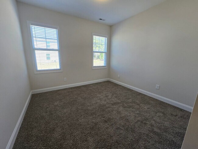 Building Photo - 4 Bedroom, 2 Bath Ranch Available for Rent Now!