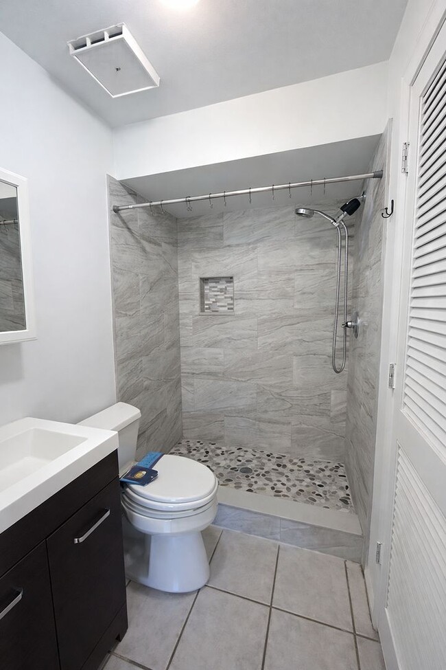 Building Photo - Great Location!  Split floorplan 2/2!  Private Patio!