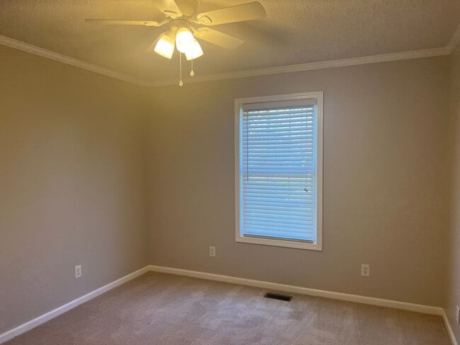 Building Photo - 3 Bedroom 3 Bathroom House with an Office.  Available Now!