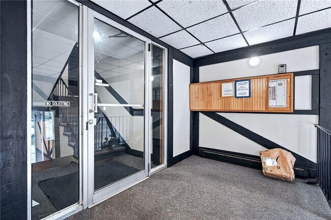 Building Photo - 79 Ivan St