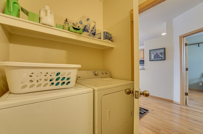 Building Photo - Spacious 3 bed, 2.5 bath Townhome in Ridgewood Hills!