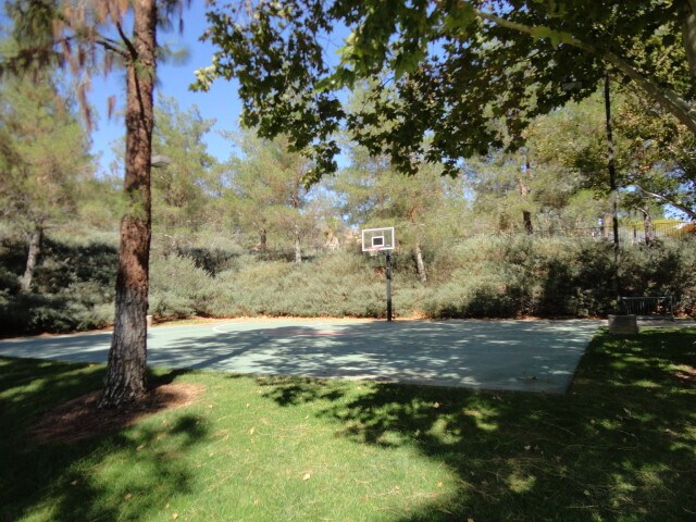 Building Photo - Available Now Beautiful Dual MSTR 2 + 2.5 Townhouse Valencia