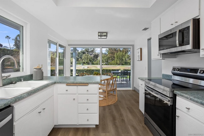 Building Photo - STUNNING HOME WITH GOLF COURSE VIEW IN WHI...