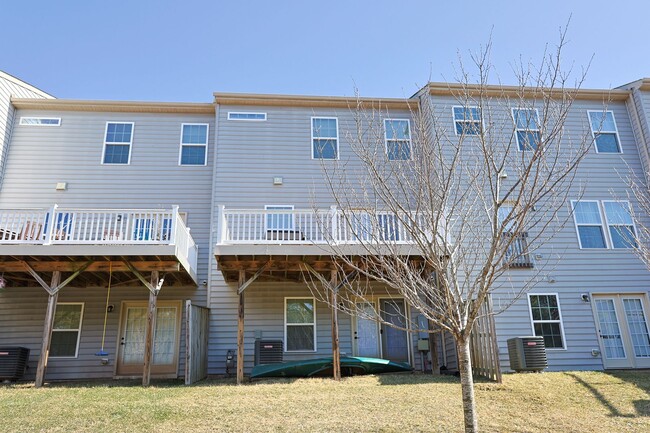Building Photo - Move-in ready Townhome in Wenworth Green C...