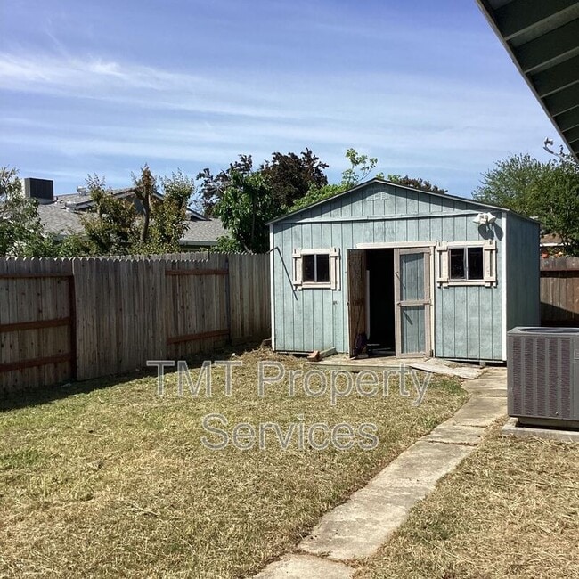 Building Photo - 8724 Halverson Dr